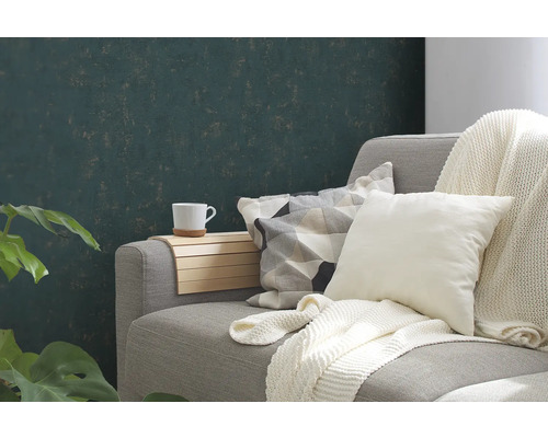 Dekoratives Wohnzimmer mit gemusterter Tapete, Sofa und Kissen