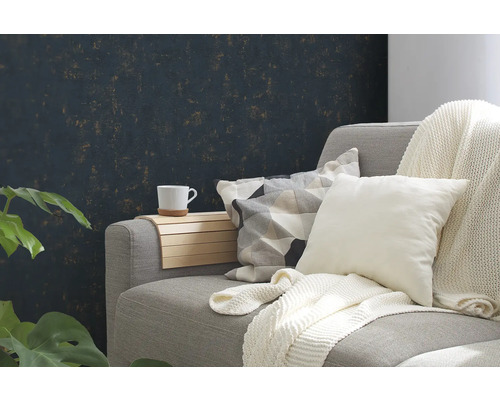 Wohnzimmer mit grauer Couch, Kissen, Decke und Holztisch
