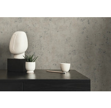 Gros plan d''un papier peint gris aspect béton dans un intérieur avec décoration