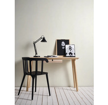 Arbeitszimmer mit Schreibtisch, Stuhl und Schreibtischlampe