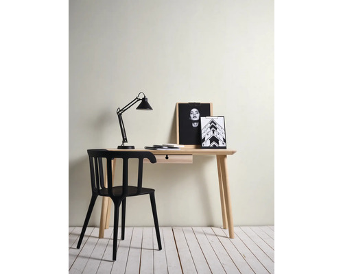 Arbeitszimmer mit Schreibtisch, Stuhl und Schreibtischlampe