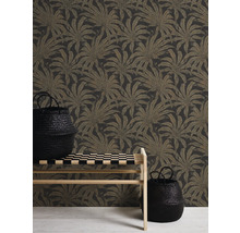 Scène avec papier peint à motifs floraux, banc et deux paniers