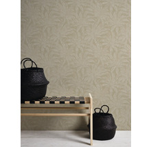 Scène avec papier peint à motifs, banc et deux paniers