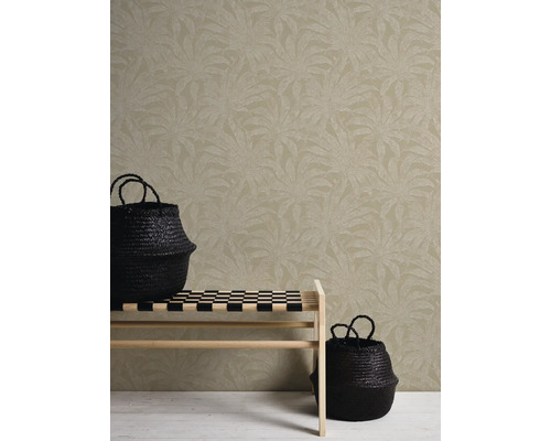 Scène avec papier peint à motifs, banc et deux paniers