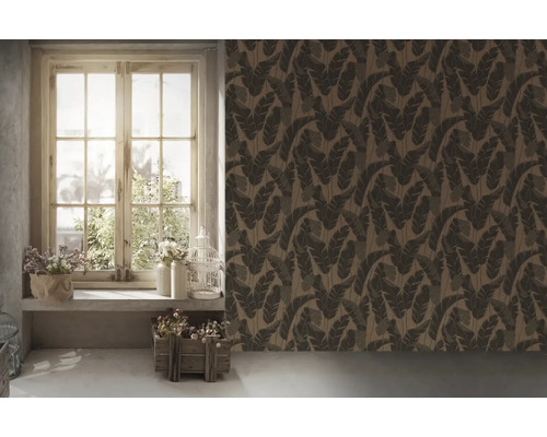 Vue d''une pièce avec du papier peint à motifs floraux, une fenêtre et une décoration