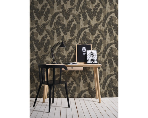 Bureau avec table, chaise, lampe et papier peint à motifs de feuilles