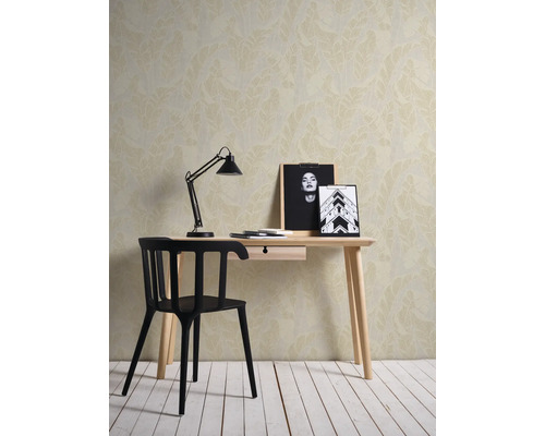 Szene mit einem Schreibtisch, einem Stuhl, einer Lampe und einer Tapete mit Blattmuster.