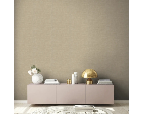 Wohnzimmer mit beiger Struktur Tapete, Kommode, Lampe und Dekoration