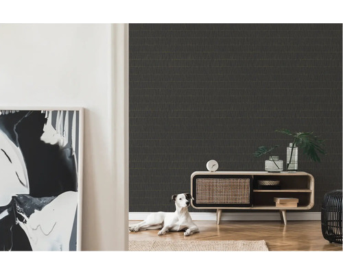 Wohnzimmer mit gemusterter Tapete, Kommode und Dekorationen