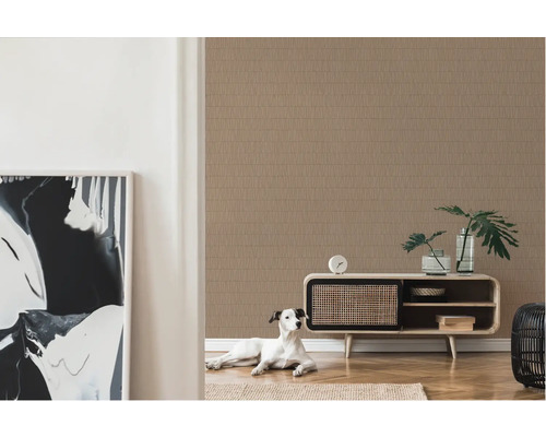 Salon avec papier peint à motifs, commode et décoration