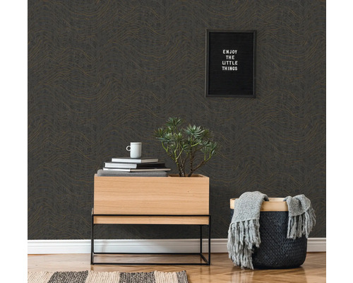 Intérieur avec papier peint à motifs, commode en bois et éléments décoratifs
