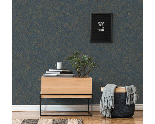 Intérieur avec papier peint à motifs, table de chevet, plante en pot et décoration