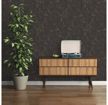 Scène de salon avec plante en pot, tourne-disque et commode en bois