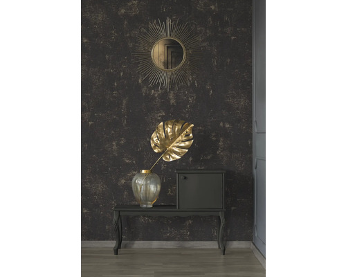 Scène décorative avec miroir, vase et armoire sur une console