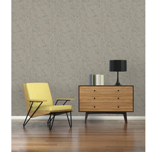 Séjour avec fauteuil, commode et papier peint à motifs