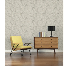 Salon avec fauteuil, commode, lampe de table et papier peint