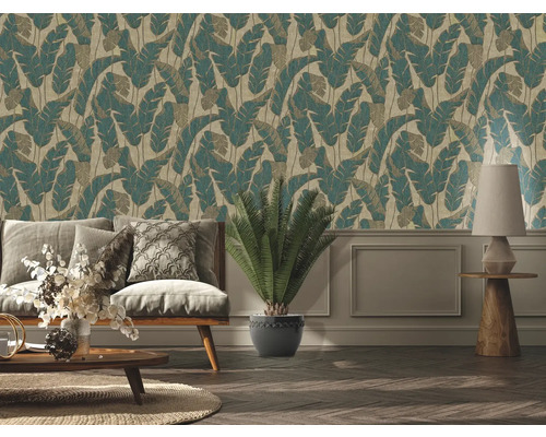 Wohnzimmer mit gemusterter Tapete mit Blattmotiv.