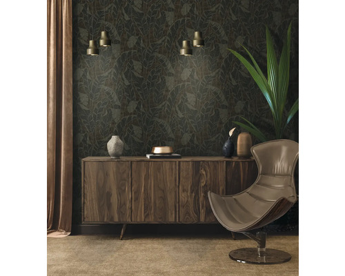 Salon avec papier peint à motifs, commode, fauteuil et plante d''intérieur