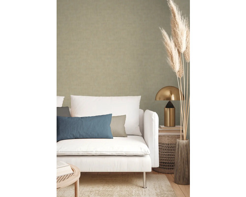 Salon avec revêtement mural, canapé blanc et éléments décoratifs