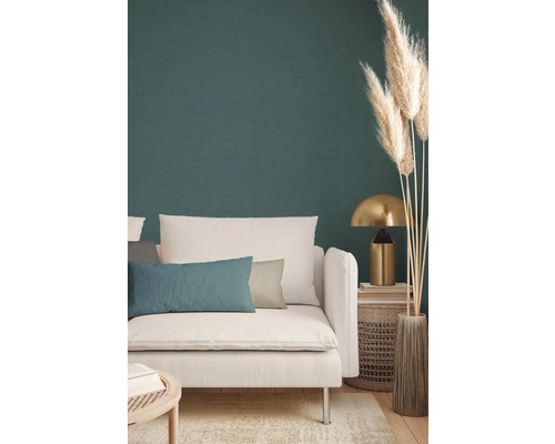 Intérieur clair avec canapé, coussins, lampe de table et décoration