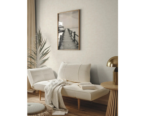 Salon décoratif avec canapé, lampe de table et photo encadrée