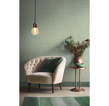 Salon avec fauteuil, table d''appoint, lampe et papier peint à motifs