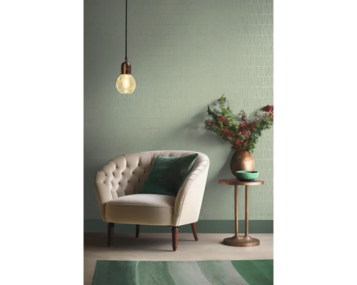 Salon avec fauteuil, table d''appoint, lampe et papier peint à motifs