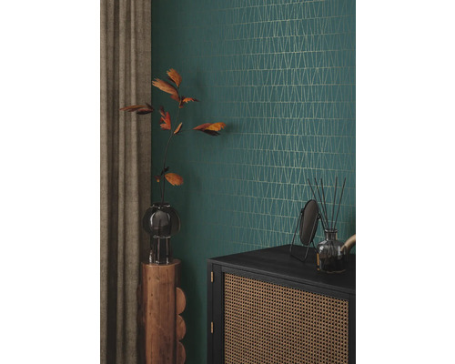 Intérieur décoratif avec papier peint géométrique, commode, miroir et vase de fleurs