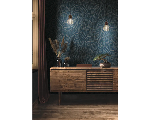 Salon avec papier peint à motifs, commode en bois et éléments décoratifs