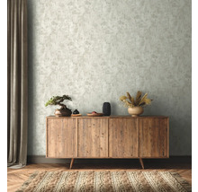 Salon avec papier peint à motifs, commode en bois et décorations
