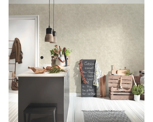 Helle Küche mit Kücheninsel, Dekoration und Tafel