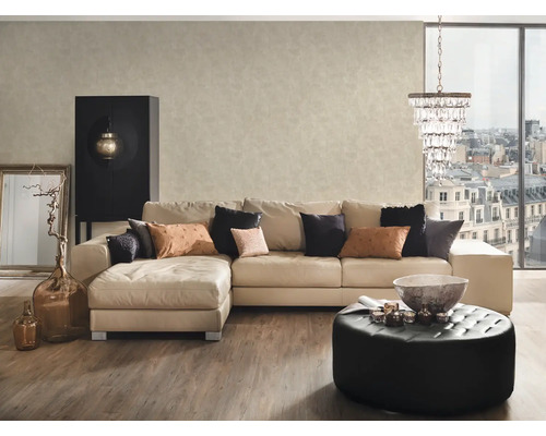 Wohnzimmer mit Ecksofa, Ottomane, Schrank, Spiegel und Kronleuchter