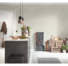 Cuisine claire avec îlot, décoration et tableau noir