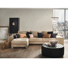 Salon avec canapé d''angle beige, vitrine noire décorative, tabouret rond et lustre en cristal