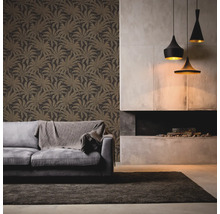 Salon avec papier peint à motifs, canapé, tapis, cheminée et suspensions