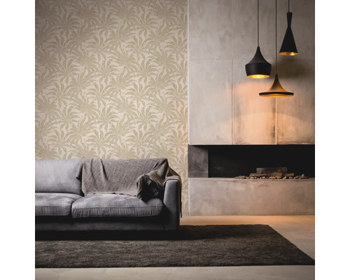 Wohnzimmer mit Couch, Teppich, Tapete mit Pflanzenmuster und Kamin