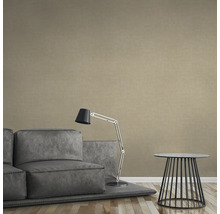 Papier peint intissé beige dans un salon avec canapé, lampe et table.