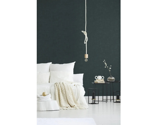 Schlafzimmer mit Bett, Nachttisch und Pendelleuchte