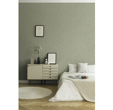 Chambre à coucher avec papier peint à motifs, commode et lit