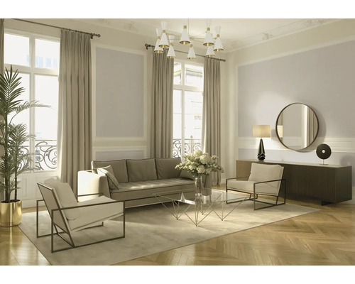 Salon avec canapé, fauteuils, table, tapis, rideaux, luminaire et décoration