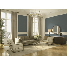 Salon avec canapé, fauteuil, table, commode, lampe, miroir, plante d''intérieur, rideaux et parquet dans une ambiance lumineuse et organisée