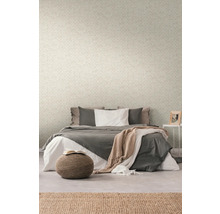 Chambre à coucher avec papier peint à motifs, lit et tapis