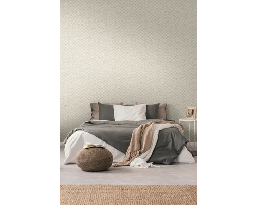 Chambre à coucher avec papier peint à motifs, lit et tapis