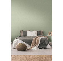 Chambre à coucher avec lit, table de chevet et tapis