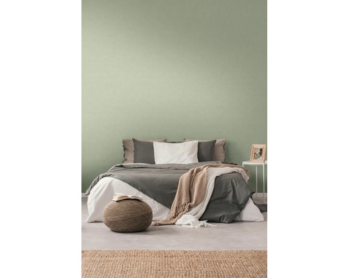 Chambre à coucher avec lit, table de chevet et tapis