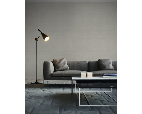 Salon avec canapé, lampadaire et table basse sur un tapis