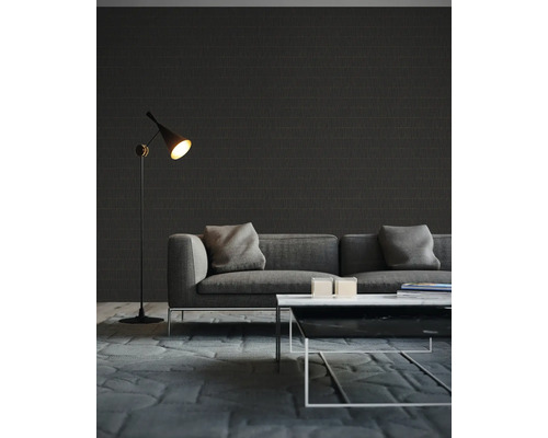 Wohnzimmer mit grauer Couch, Stehlampe und dunkler gemusterter Tapete