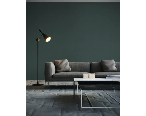 Salon moderne avec canapé gris, table basse et lampadaire