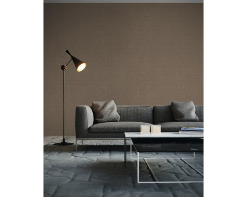 Salon avec canapé, lampadaire et table basse sur un tapis