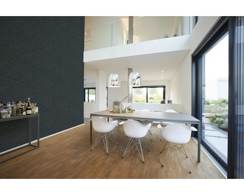 Salle à manger moderne avec table, chaises, grandes fenêtres et papier peint à motifs